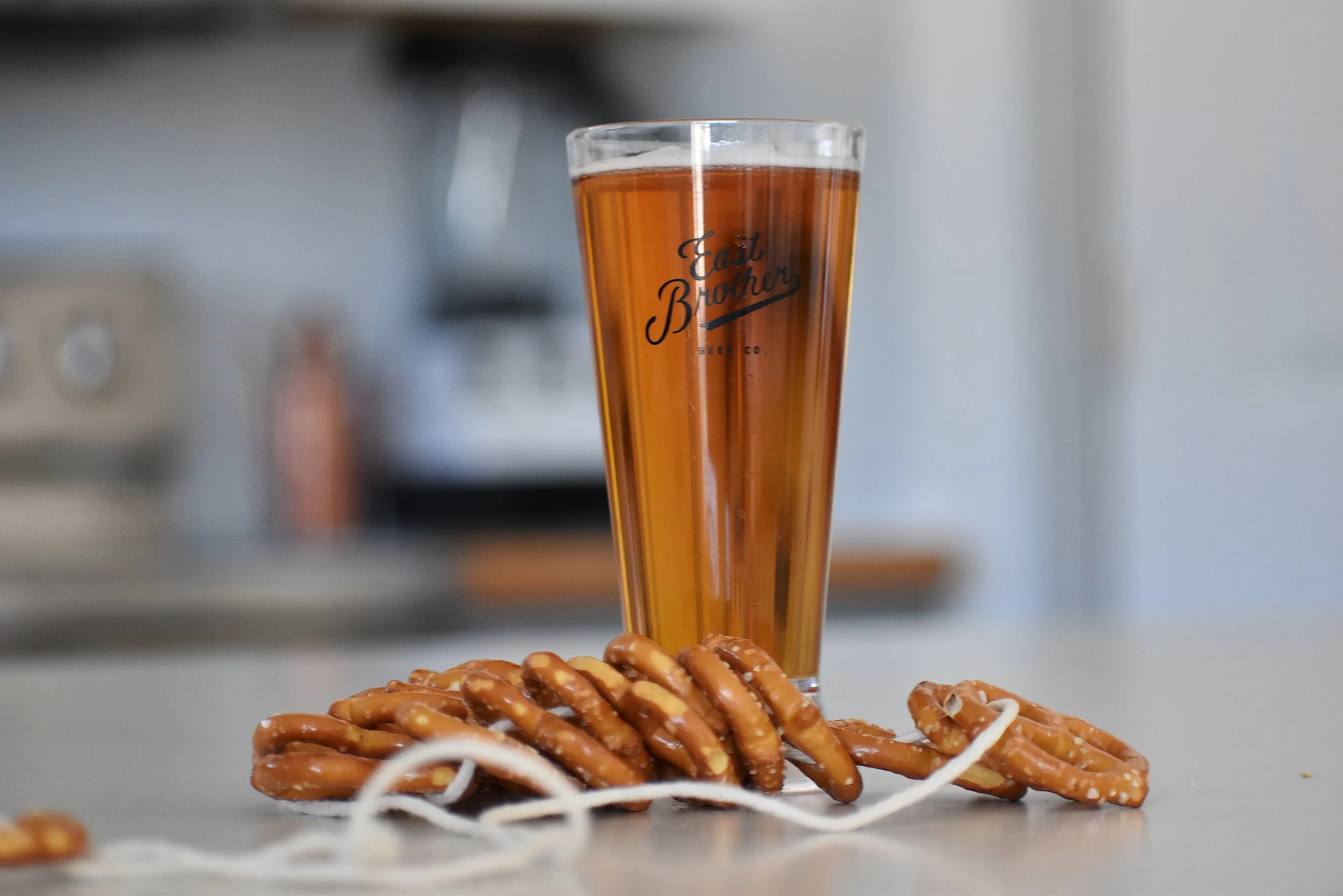 ■VINTAGE HOLLYWOOD■ Pretzel NecklaceVH23N6NE001B 05853 nn+eb+beer+and+necklace.jpg?